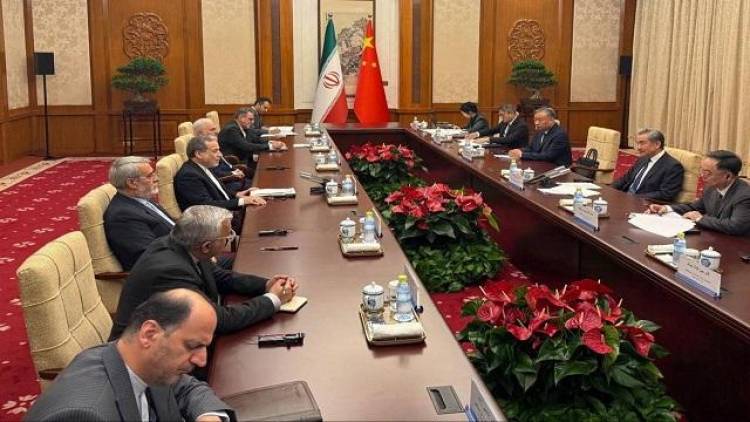 China’s Foreign Minister Meets with Iran’s Diplomat Amid Hormuz Strait Pressure