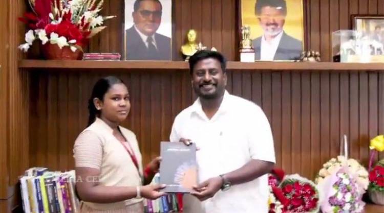 பள்ளிக் கல்வித்துறை அமைச்சருக்கு வாழ்த்து பாடல் பாடிய பள்ளி மாணவிக்கு பரிசு