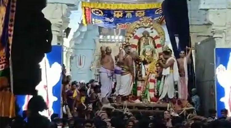 காஞ்சிபுரம் ஸ்ரீ வரதராஜ பெருமாள் கோவிலில் கருட சேவை வைபவம் விமரிசையாக நடைபெற்றது