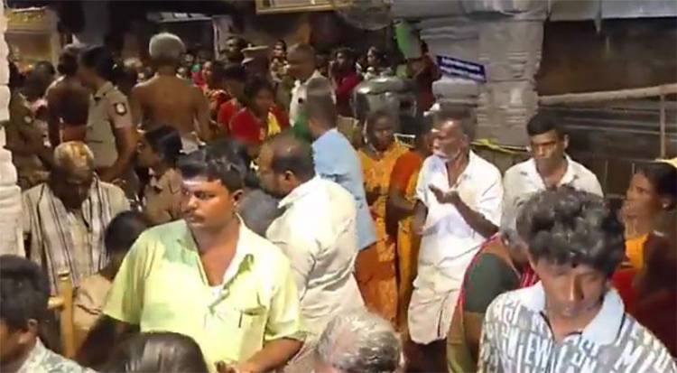 திருச்சி சமயபுரம் மாரியம்மன் கோவிலில் ஆடி வெள்ளிக்கிழமை வழிபாட்டிற்காக குவிந்த லட்சக்கணக்கான பக்தர்கள்