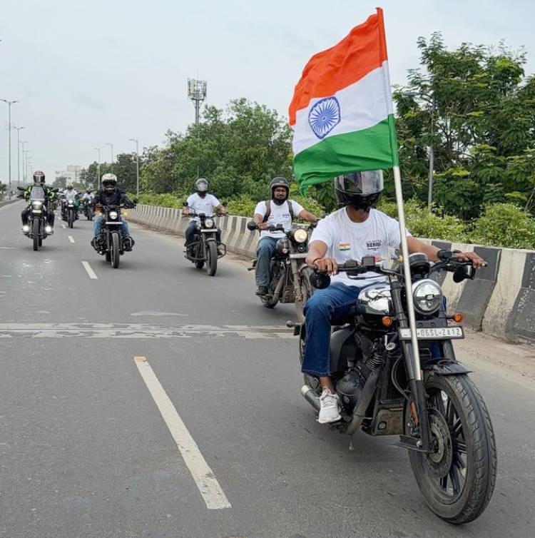 இந்தியாவின் 80 வது சுதந்திர தினத்தைக் கொண்டாட 2,000 ஜாவா, யெஸ்டி மற்றும் பிஎஸ்ஏ வாகன ஓட்டிகள் ஒன்றிணைந்தனர்