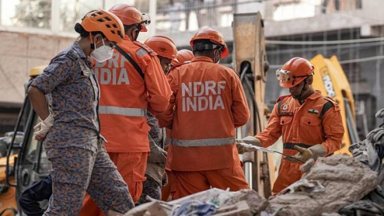 Hundreds of Students Flee After Hostel Collapse